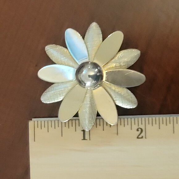 Vintage Sarah Coventry Flower Pin Brooch Gold-Tone Metal Daisy Design 2-Inch Dia - Picture 5 of 5